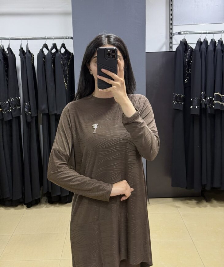 ⁦402 طقم منقوش بلوز غير متماثل القطع 48/38 بني⁩ - الصورة ⁦3⁩