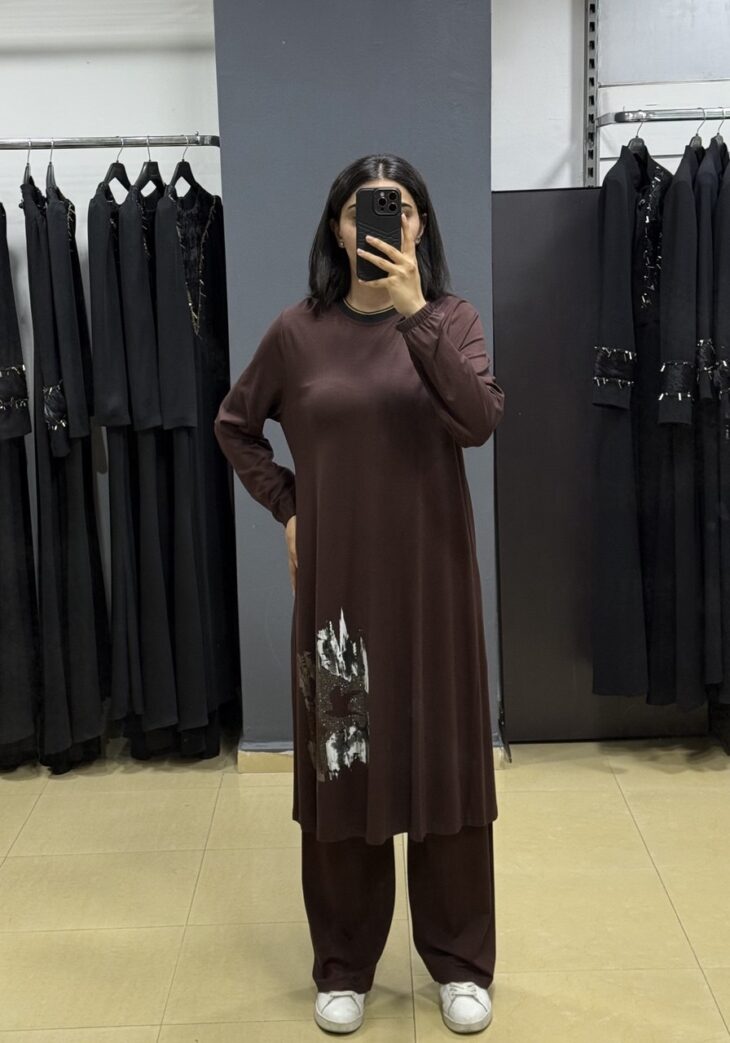 432 طقم قطعتين مع طباعة ولمعة 48/38 بني