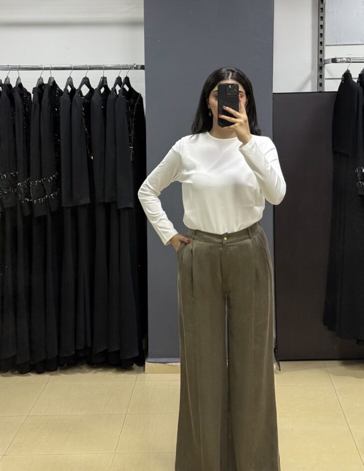 ⁦3424 بنطلون رجل عريضة خصر مطاطي من الخلف 44/38 زيتي⁩ - الصورة ⁦2⁩