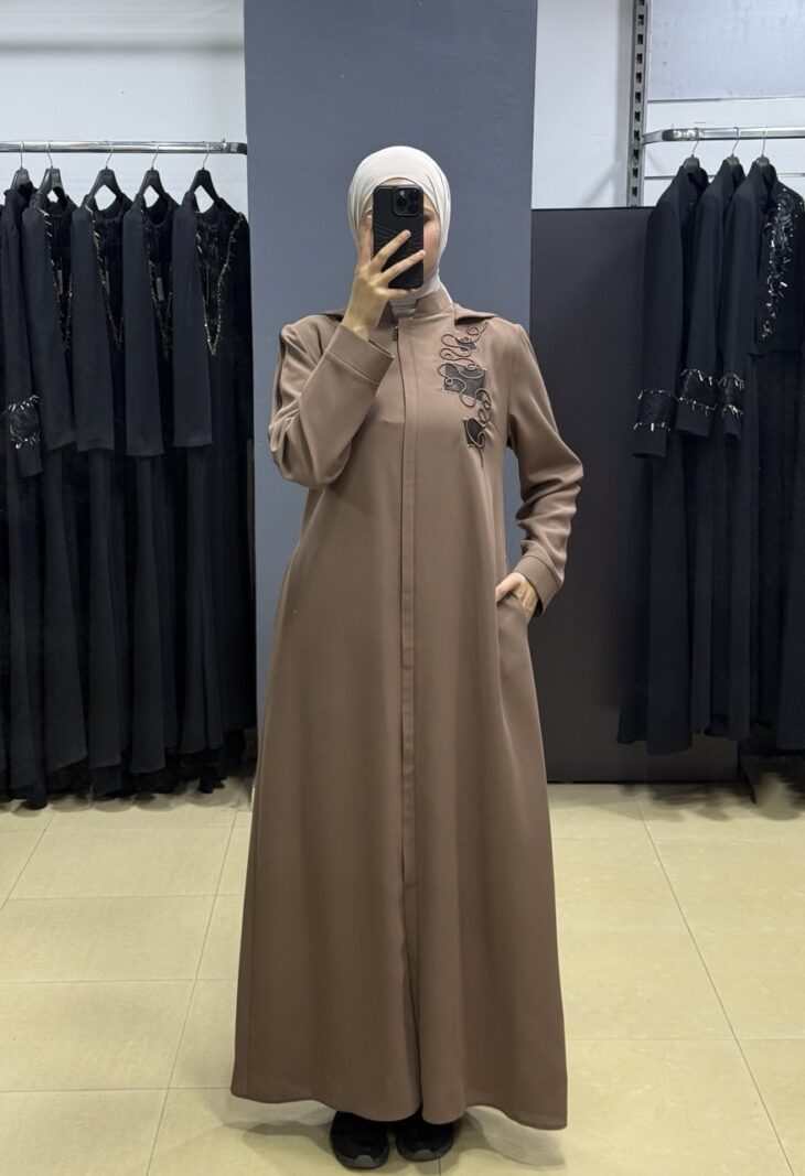 ⁦2606 جلباب سحاب زخرفة طاقية جيب مع حزام 52/42 عسلي⁩ - الصورة ⁦2⁩