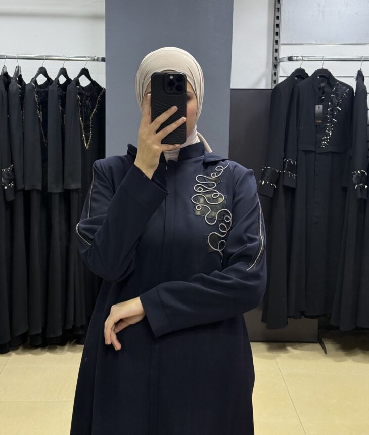 ⁦2606 جلباب سحاب زخرفة طاقية جيب مع حزام 52/42 كحلي⁩ - الصورة ⁦3⁩