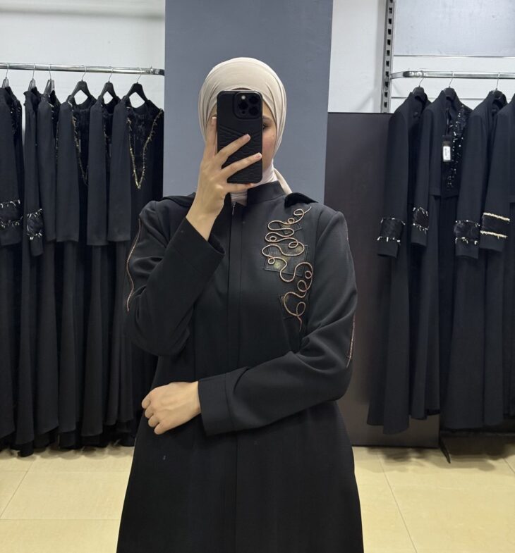 ⁦2606 جلباب سحاب زخرفة طاقية جيب مع حزام 52/42 أسود⁩ - الصورة ⁦3⁩