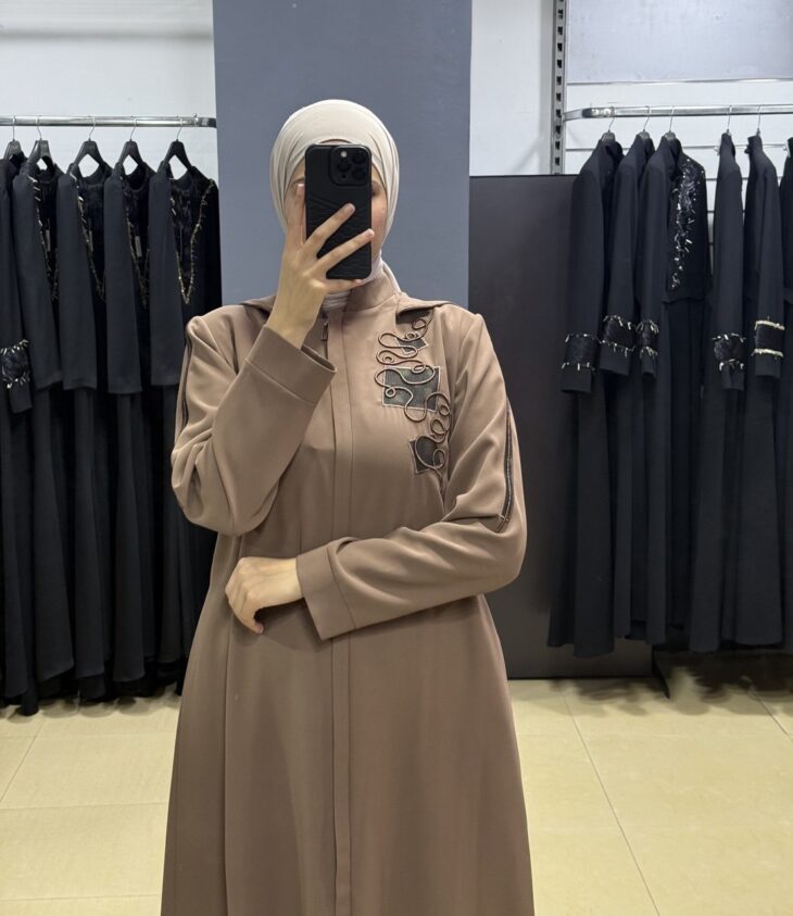 ⁦2606 جلباب سحاب زخرفة طاقية جيب مع حزام 52/42 عسلي⁩ - الصورة ⁦3⁩