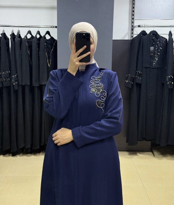 ⁦2606 جلباب سحاب زخرفة طاقية جيب مع حزام 52/42 كحلي فاتح⁩ - الصورة ⁦3⁩
