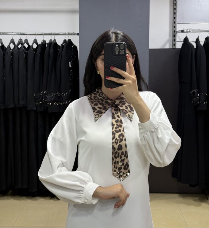 ⁦2104 تونيك قبة منقوش فهد سكارف مع لمعة 46/38 أبيض⁩ - الصورة ⁦2⁩