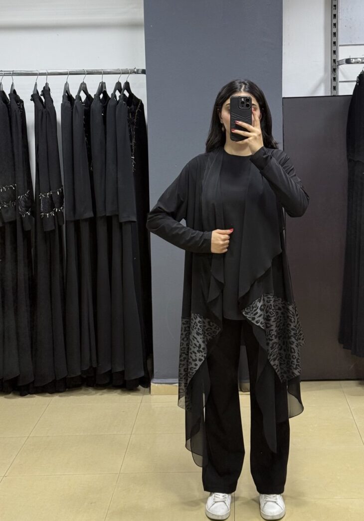 ⁦481 جاكيت غير متماثل القطع مع شيفون منقوش فهد 48/38 أسود⁩ - الصورة ⁦2⁩