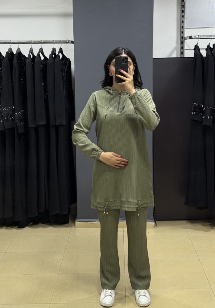⁦002040 طقم قطعتين منقوش قبة سحاب طاقية مع أربطة 48/42 زيتي⁩ - الصورة ⁦2⁩