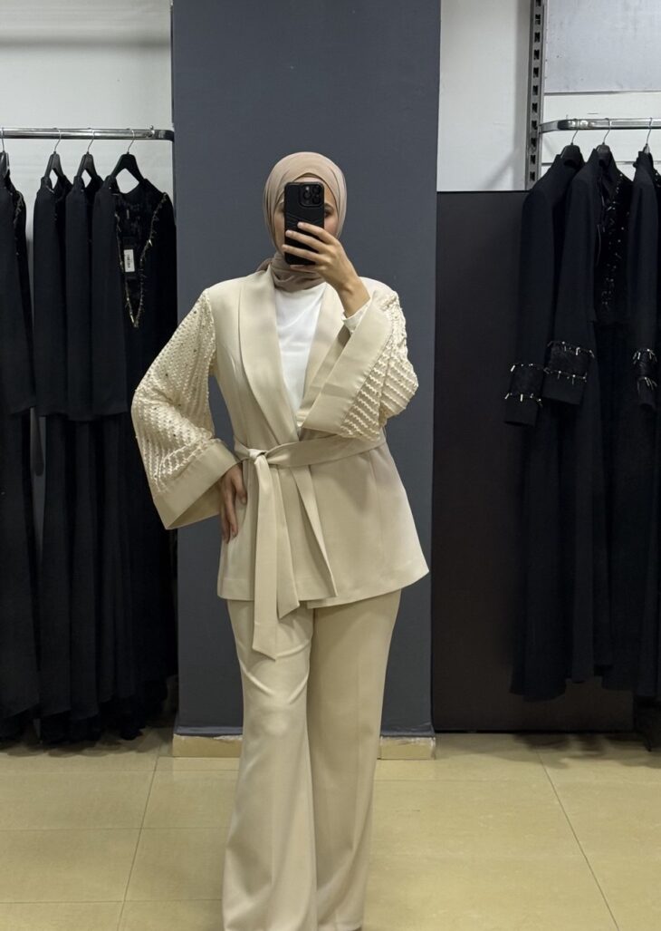 ⁦6049 طقم قطعتين قبة مفتوح أكمام شيفون لمعة مع حزام 44/38 بيج⁩ - الصورة ⁦2⁩