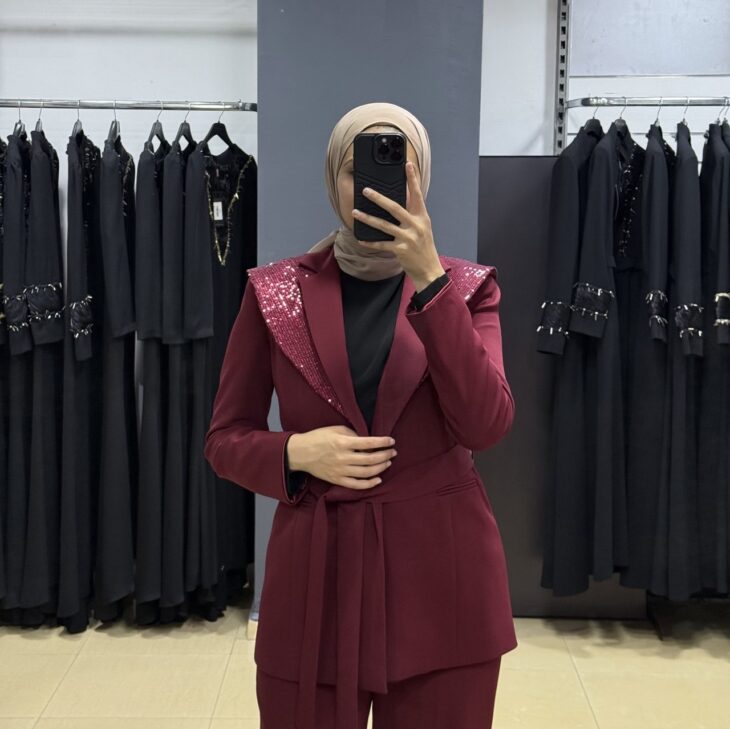 ⁦6057 طقم قطعتين قبة مفتوح لمعة مع حزام 44/38 خمري⁩ - الصورة ⁦3⁩