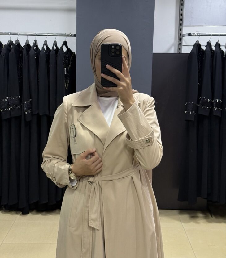 ⁦2616 ترانشكوت قبة مفتوح جيب بروش مع حزام 50/40 بيج⁩ - الصورة ⁦3⁩