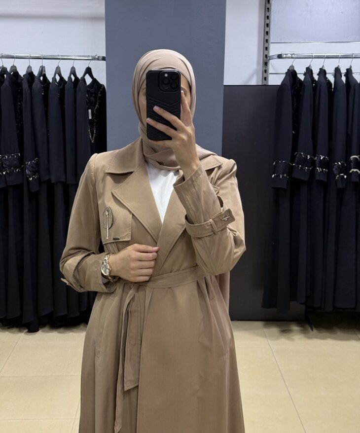 ⁦2616 ترانشكوت قبة مفتوح جيب بروش مع حزام 50/40 كاميل⁩ - الصورة ⁦3⁩