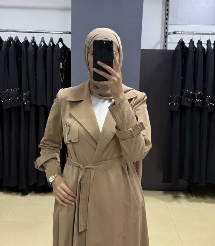 ⁦2616 ترانشكوت قبة مفتوح جيب بروش مع حزام 50/40 كاميل⁩ - الصورة ⁦4⁩