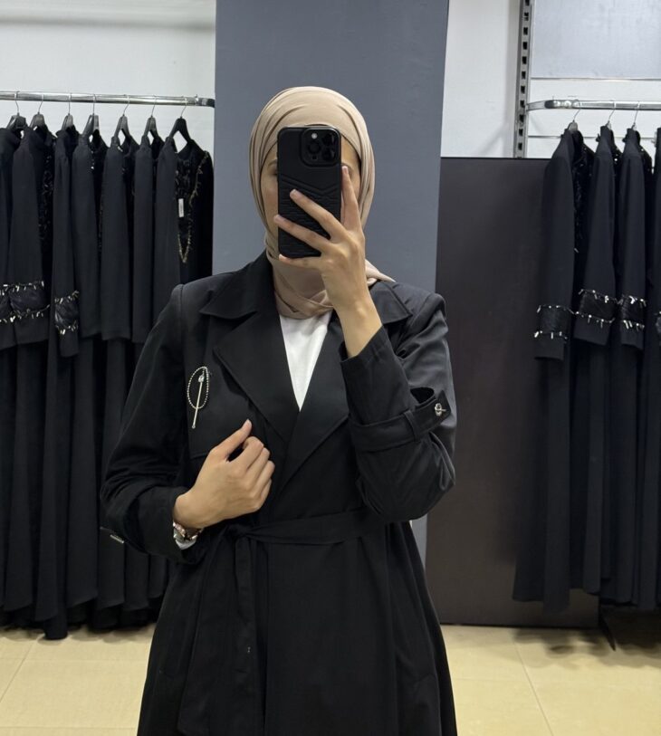 ⁦2616 ترانشكوت قبة مفتوح جيب بروش مع حزام 50/40 أسود⁩ - الصورة ⁦3⁩