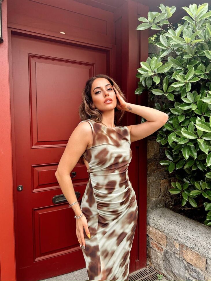 ⁦13599 فستان شيفون منقوش 44/38 زيتي⁩ - الصورة ⁦8⁩