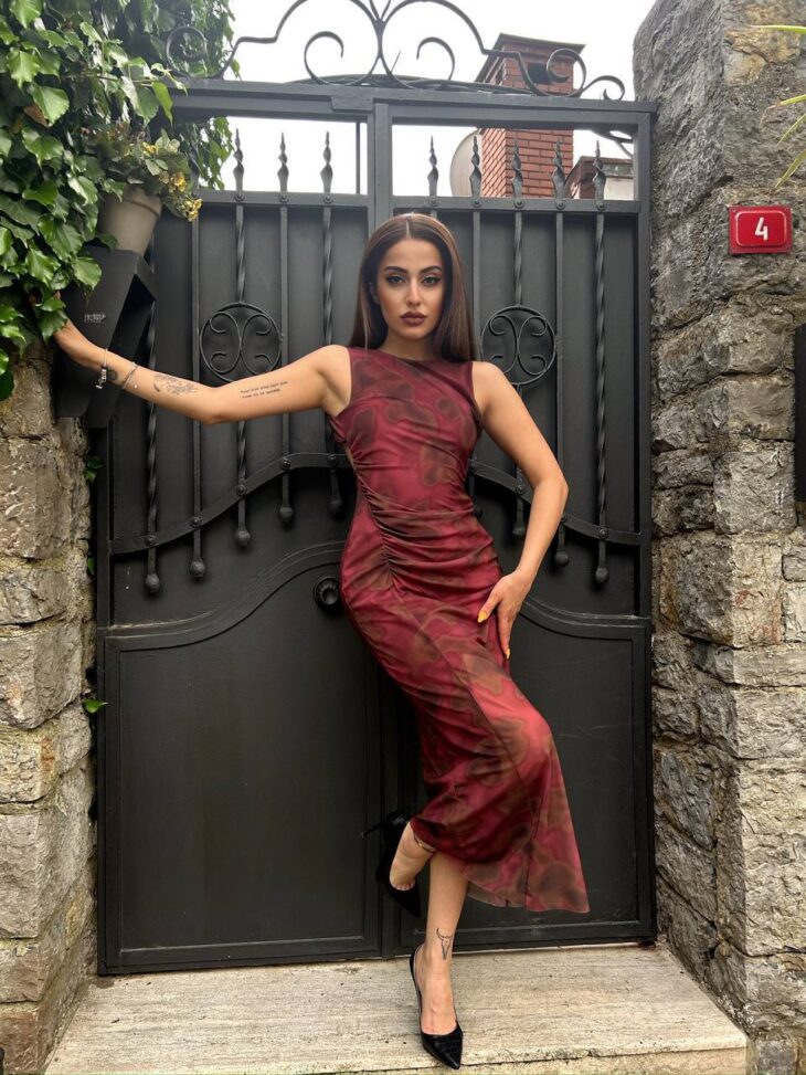 ⁦13599 فستان شيفون منقوش 44/38 خمري⁩ - الصورة ⁦2⁩