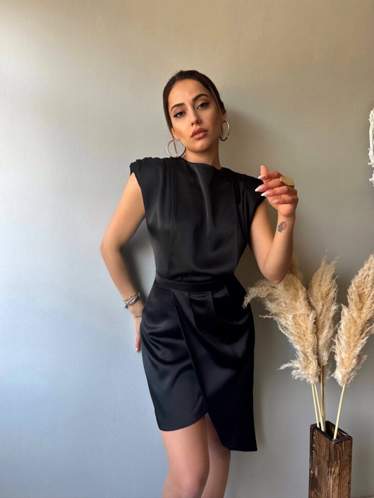 ⁦13359 فستان سادة 44/38 أسود⁩ - الصورة ⁦2⁩