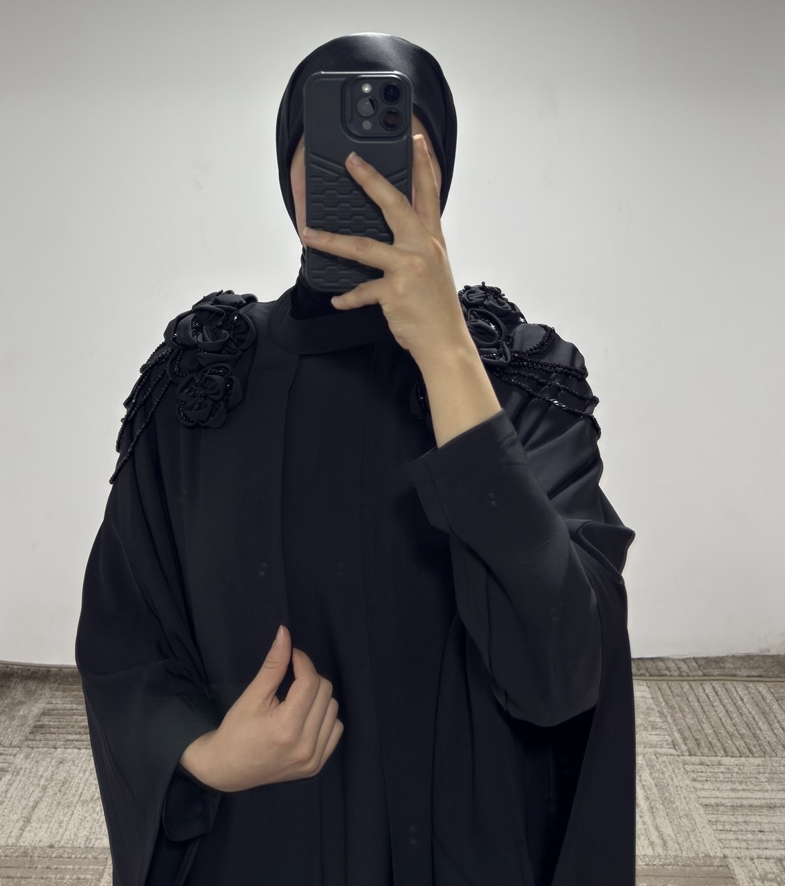 JS006 عباي قطعتين زخرفة على الأكتاف 50/38 أسود - الصورة 3