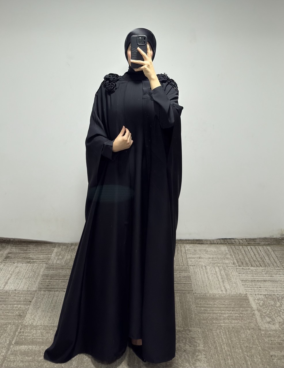 JS006 عباي قطعتين زخرفة على الأكتاف 50/38 أسود - الصورة 2
