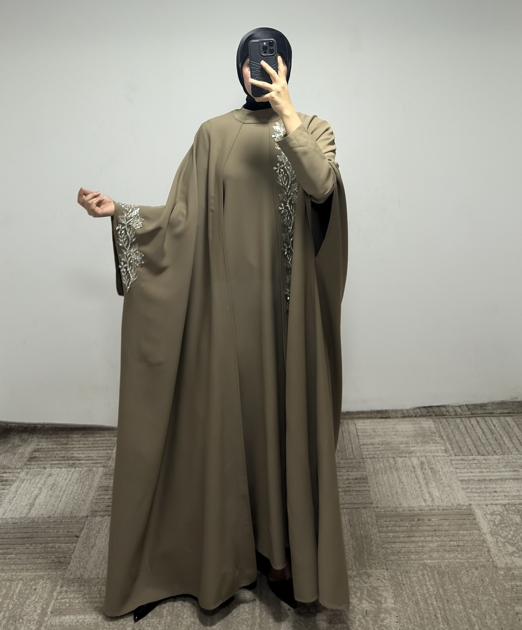 JS017 عباي قطعتين مع زخرفة 50/38 كاميل