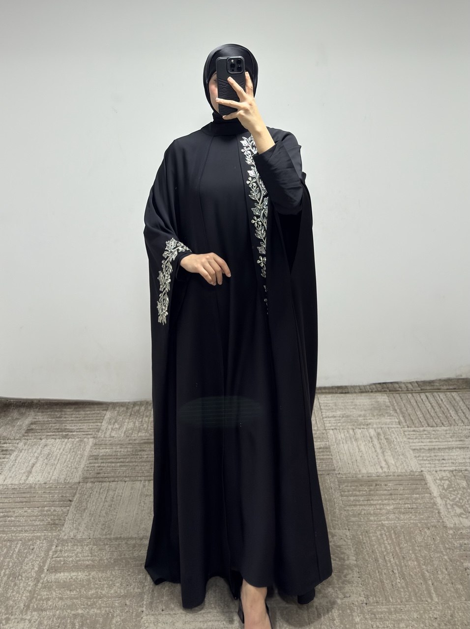 JS017 عباي قطعتين مع زخرفة 50/38 أسود - الصورة 3