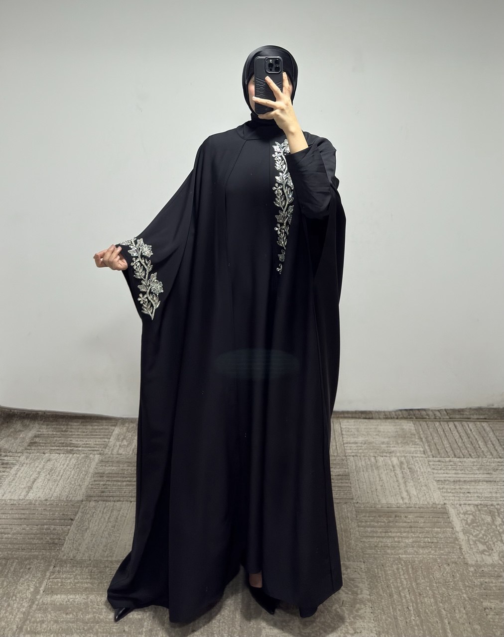 JS017 عباي قطعتين مع زخرفة 50/38 أسود