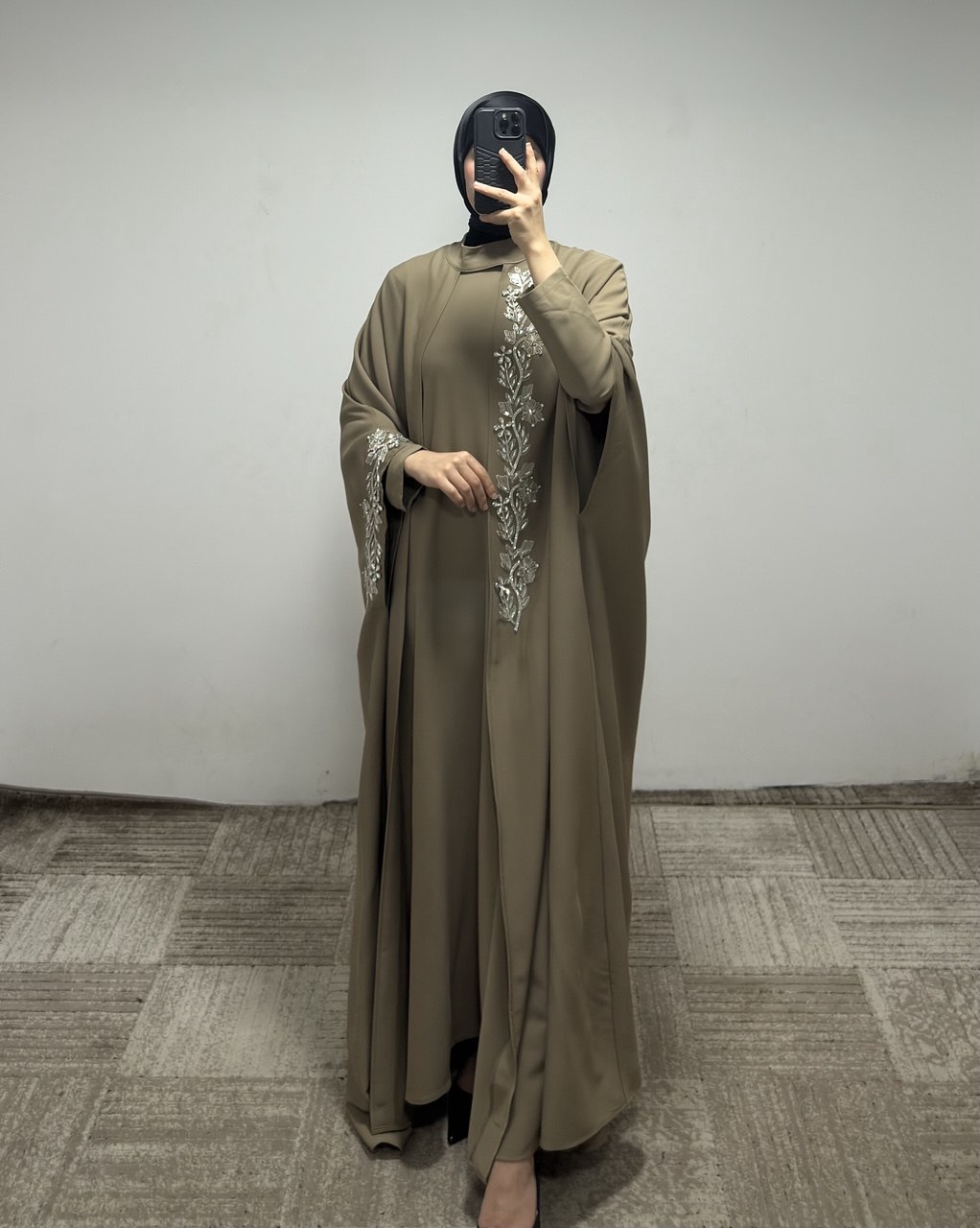 JS017 عباي قطعتين مع زخرفة 50/38 كاميل - الصورة 2