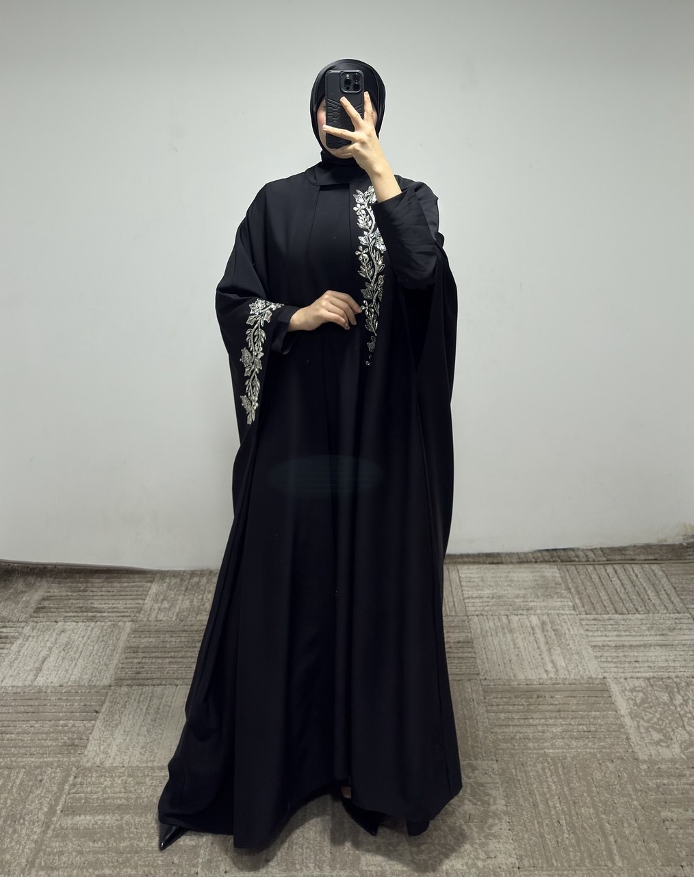 JS017 عباي قطعتين مع زخرفة 50/38 أسود - الصورة 2