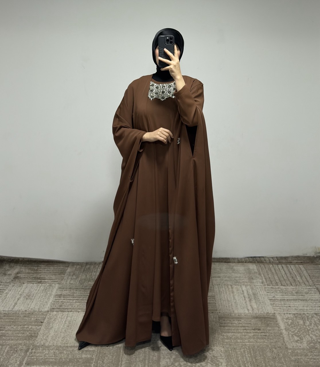 JS019 عباي قطعتين مع زخرفة 50/38 كرميدي - الصورة 2