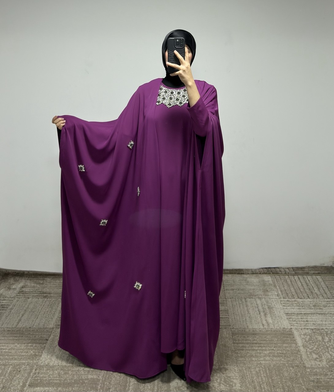 JS019 عباي قطعتين مع زخرفة 50/38 فوشي