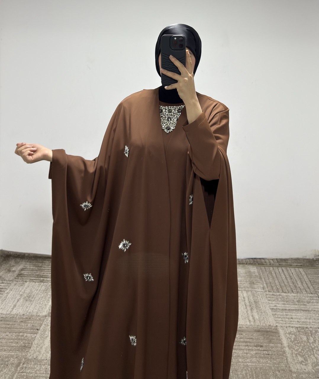 JS019 عباي قطعتين مع زخرفة 50/38 كرميدي - الصورة 4