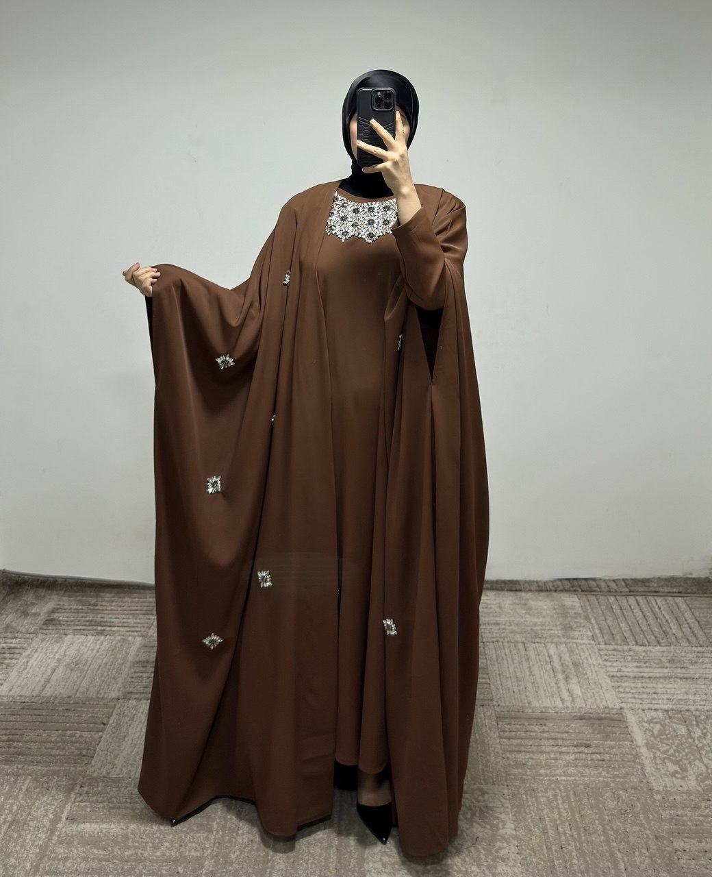 JS019 عباي قطعتين مع زخرفة 50/38 كرميدي