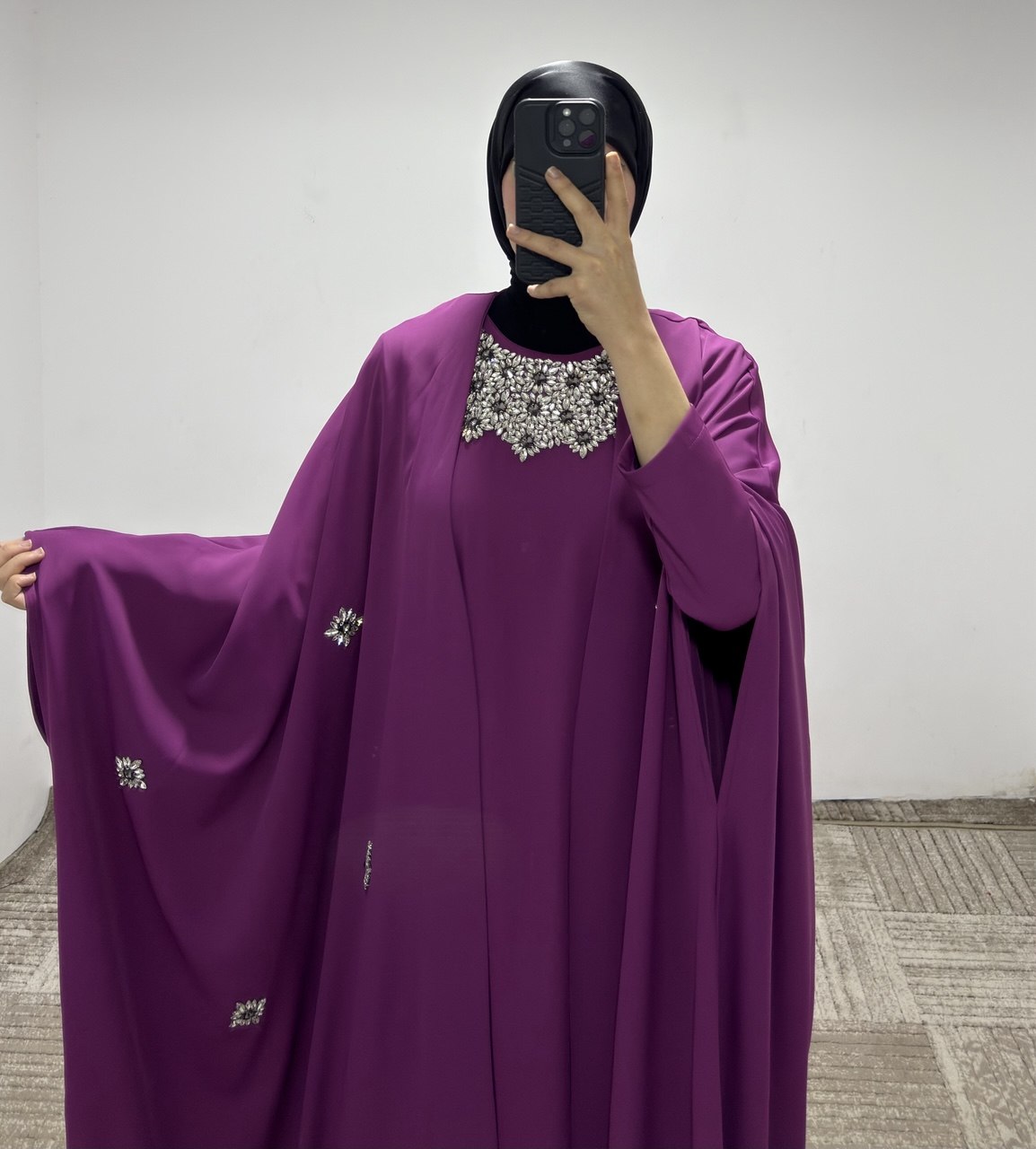 JS019 عباي قطعتين مع زخرفة 50/38 فوشي - الصورة 4